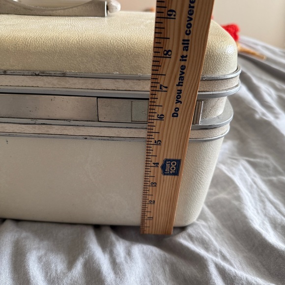 Vintage Samsonite Silhouette Train Case Cream Color w/Keys (8.5"H x 14.5"L x7"W) - Picture 11 of 15